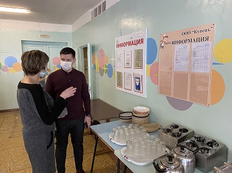 Александр Бондаренко проверил школу на предмет обеспечения учеников горячим питанием